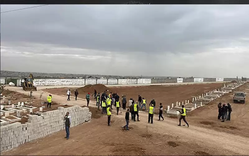 بلدية مادبا تباشر بتشجير المقابر