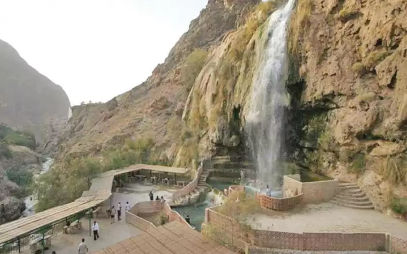 حمامات ماعين.. . لوحة بانورامية يؤمها