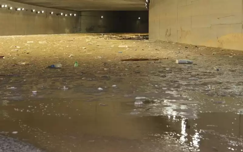 كوادر سلطة العقبة والأشغال تتعامل مع