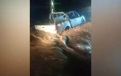 إنقاذ مواطن تعرضت سيارته لمداهمة السيول