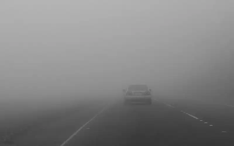 تشكل الضباب على عدد من الطرق