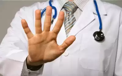 كسر يد طبيب باعتداء في مستشفى