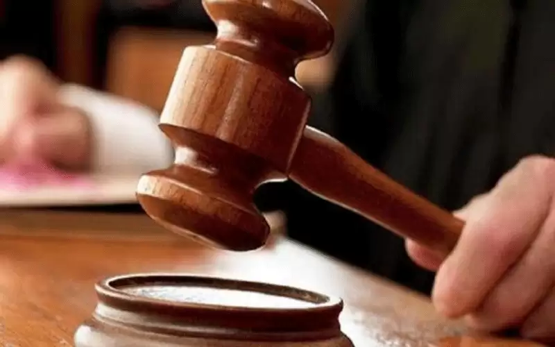 استمرار توقيف موظف متهم بأخذ 18