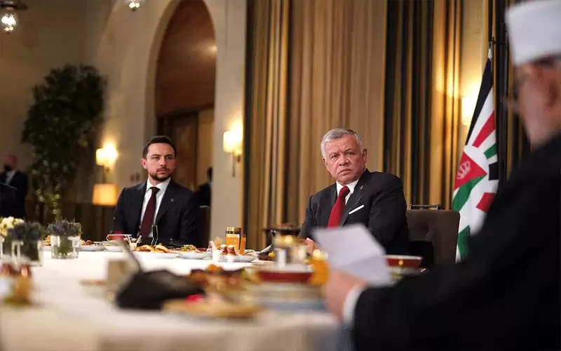 الملك يقيم مأدبة إفطار لكبار المسؤولين