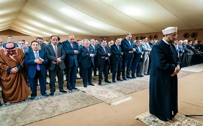 من هم الاعلاميون الحاضرون لمأدبة الملك؟