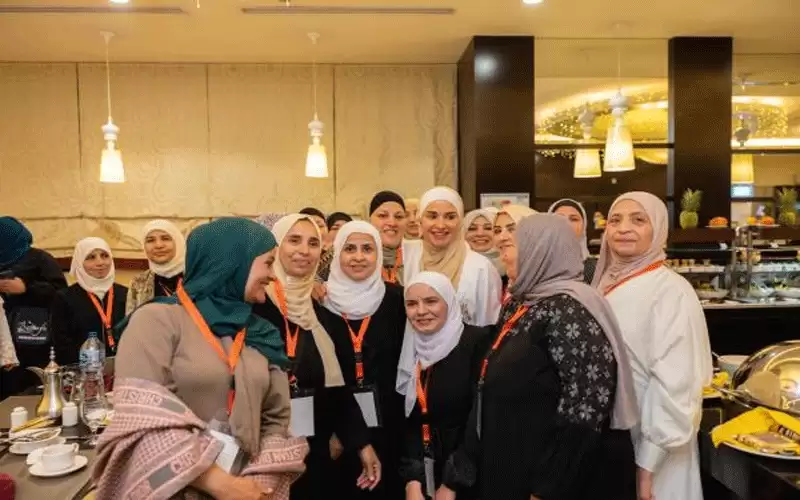 الملكة تقيم مأدبة إفطار لـ 500