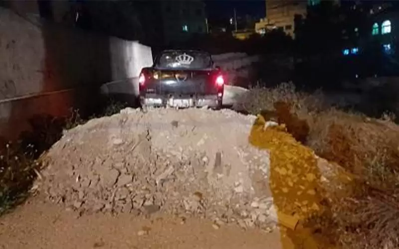 إغلاق شارع يربط 3 أحياء في