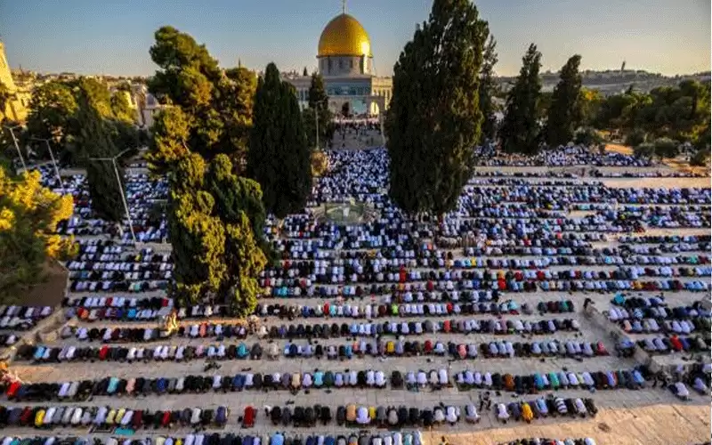 250 ألف شخص يؤدون صلاة الجمعة