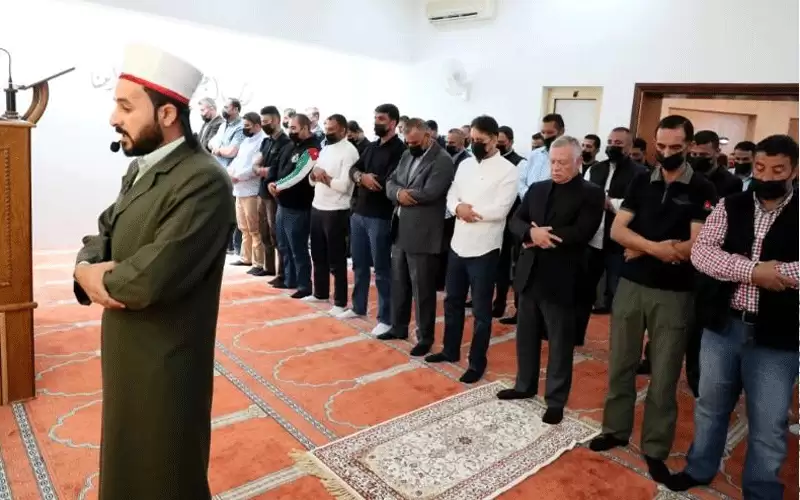 الملك يصلي الجمعة في مسجد الحرس