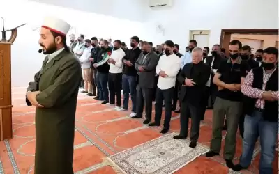 الملك يصلي الجمعة في مسجد الحرس