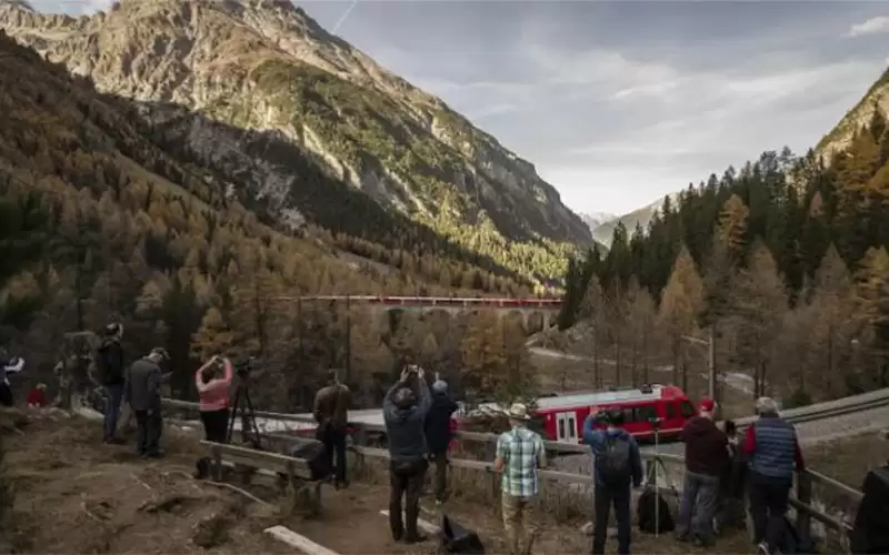 جرحى في خروج قطارين عن سكتيهما