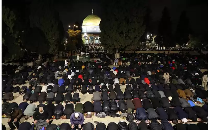 150 الف مصل ادوا صلاتي العشاء