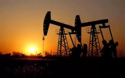أسعار النفط تتجه لتسجيل خسارة شهرية