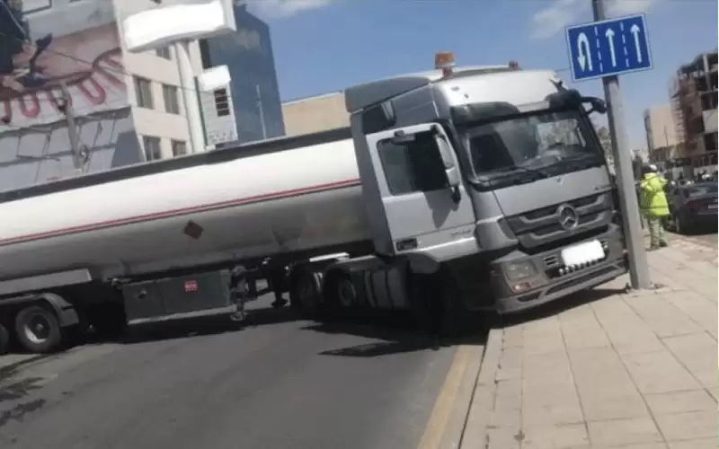 صهريج محروقات معطل يغلق طريقا في