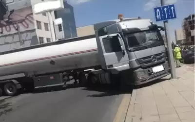 صهريج محروقات معطل يغلق طريقا في