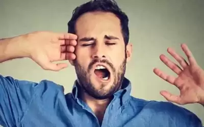 لماذا نتثاءب فورا عندما نرى شخصا