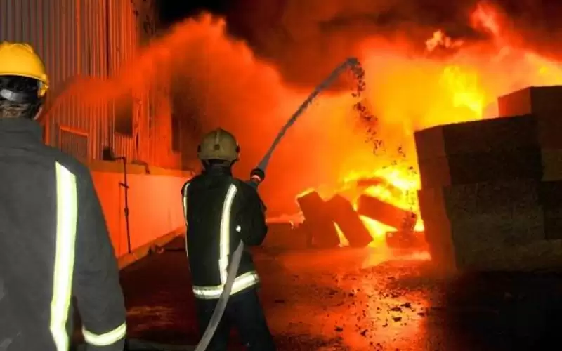 إصابة شخص بحريق في محلات لبيع