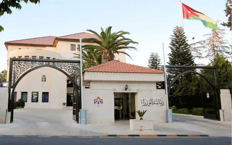 موظفون حكوميون إلى التقاعد (اسماء)