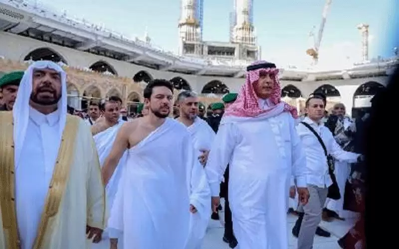 ولي العهد يؤدي مناسك العمرة -