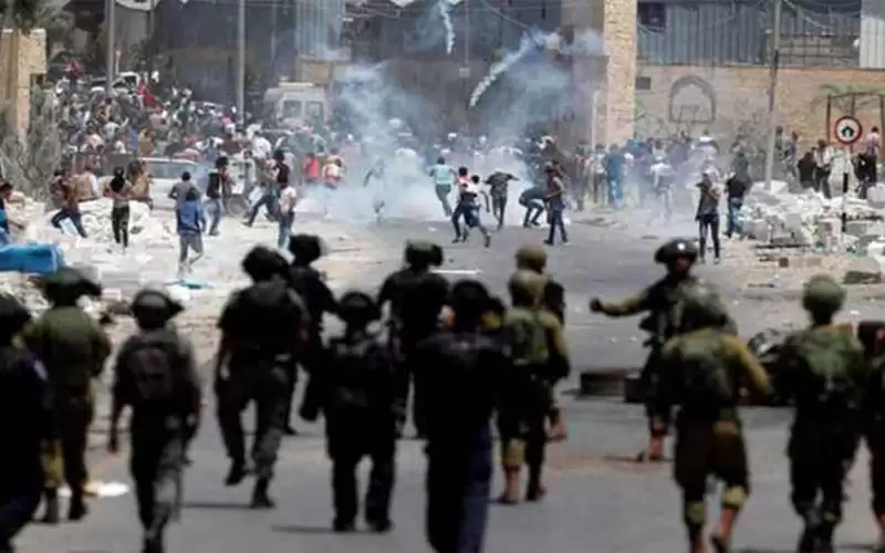 اشتباكات عنيفة بين فلسطينيين والاحتلال في