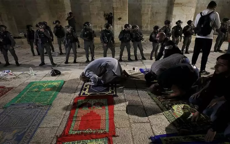 جنود الاحتلال يقتحمون المسجد الأقصى