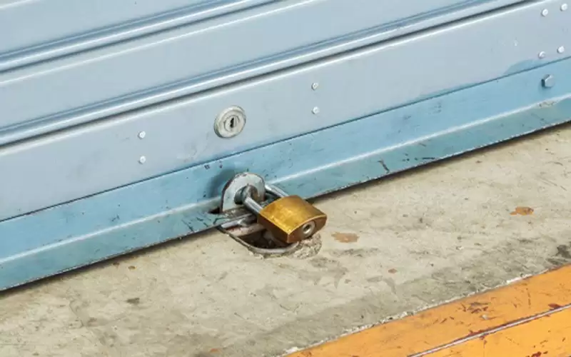 صحة الزرقاء تغلق أربعة محال حلويات