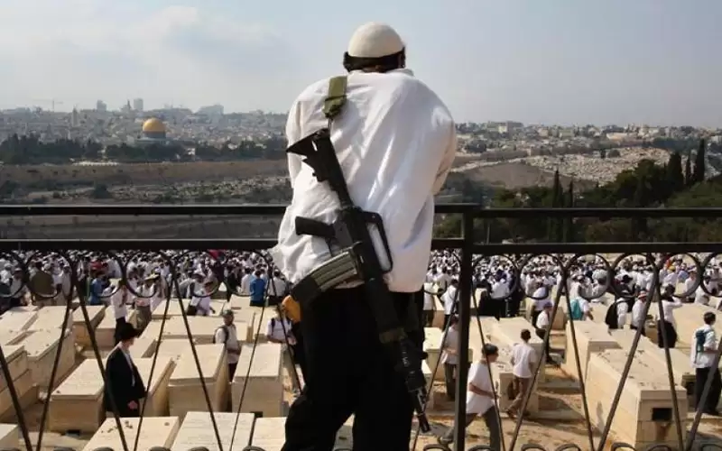 شرطة الاحتلال تطالب المستوطنين بحمل سلاحهم