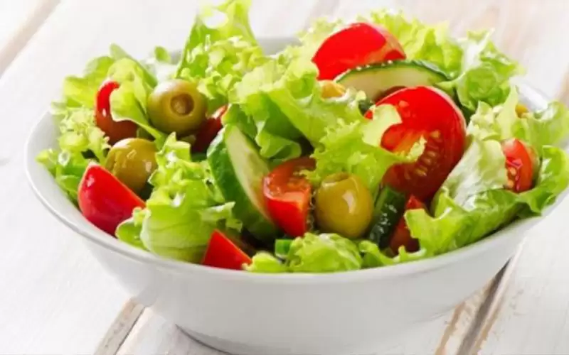 مائدة إفطار صحية.. السلطة الخضراء أهم