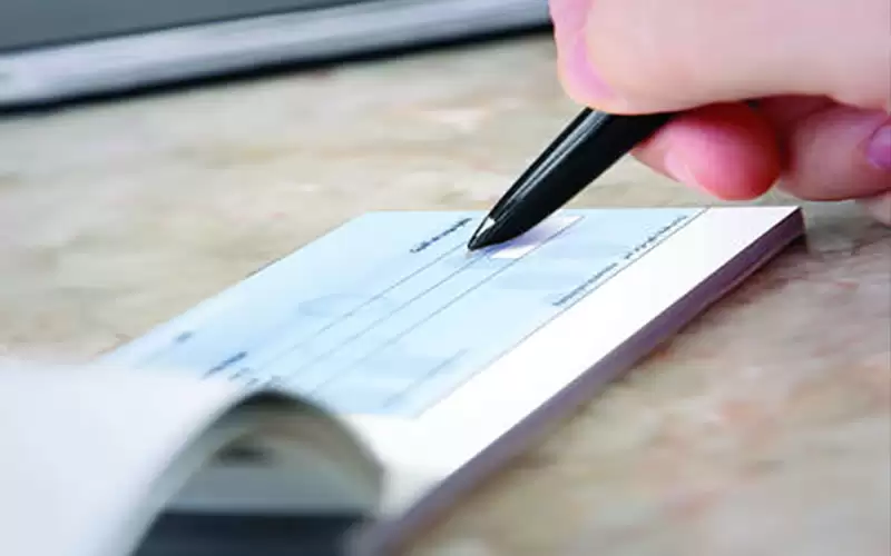 ابتزاز تاجر بإجباره على التعري وتصويره