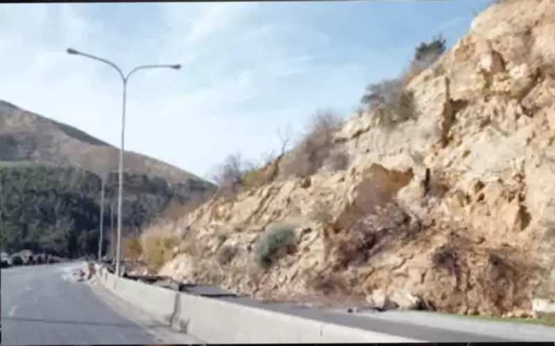 انهيار صخور على طريق إربد-عمان