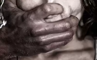 السجن 9 سنوات لأب تجرد من