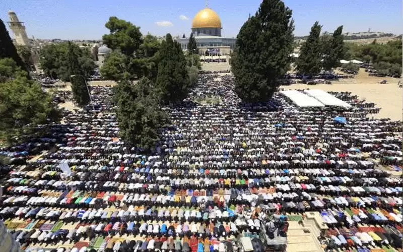 130 ألفا يؤدون صلاة الجمعة في