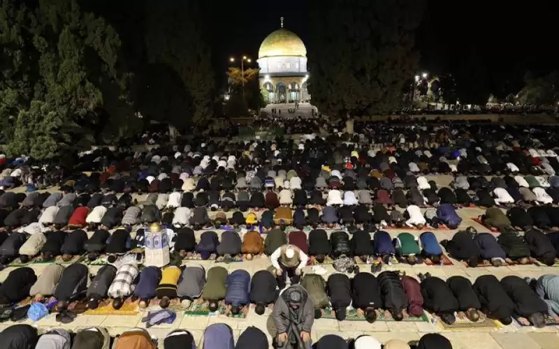 أكثر من 140 ألف مصل أدوا