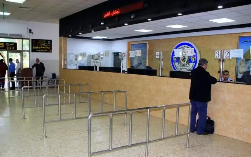 اسرائيل تعتقل فلسطينيا أثناء توجهه إلى