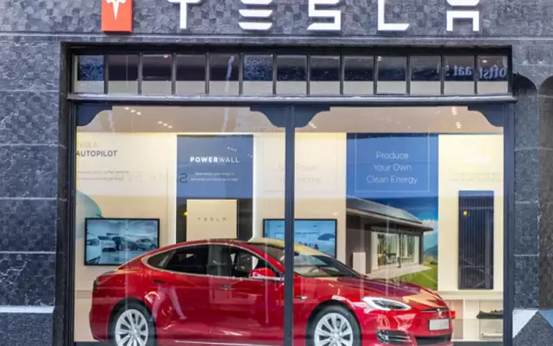 تسلا تخفض أسعار جميع سياراتها للمرة