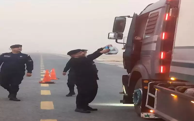 الدوريات الخارجية تواصل توزيع وجبات إفطار