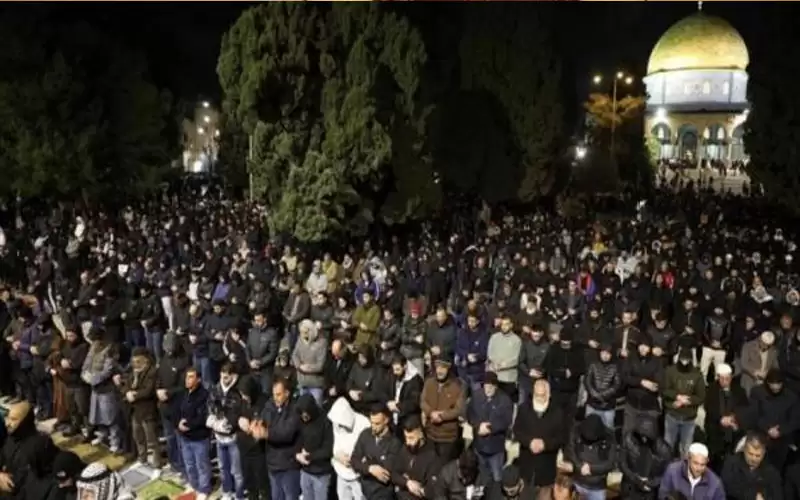 20 ألف مصل يؤدون العشاء والتراويح