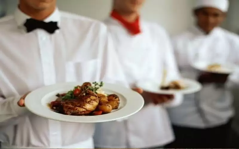 نقابة العاملين بالخدمات: مطاعم تحرم عمالها