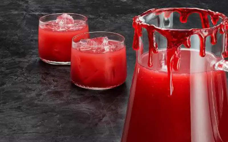 مقهى ياباني يطرد نادلة قدمت مشروبا