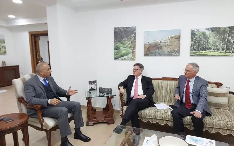 وزير البيئة يلتقي السفير الفرنسي لدى