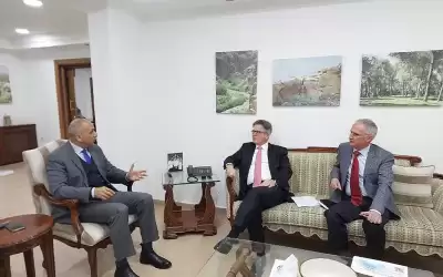 وزير البيئة يلتقي السفير الفرنسي لدى