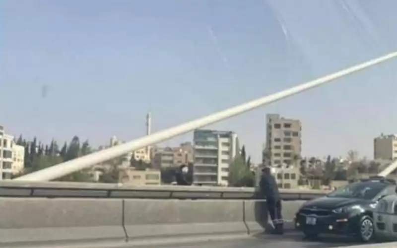 الأمن ينجح بثني شاب عن الانتحار