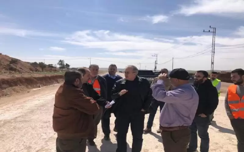 أبو السمن يؤكد ضرورة استكمال طريق