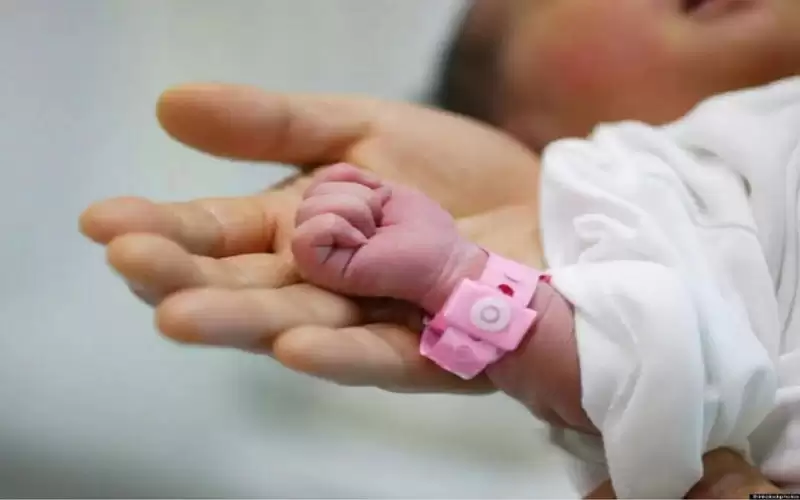 زوجان أردنيان يرزقان بطفلتهما عقب 27