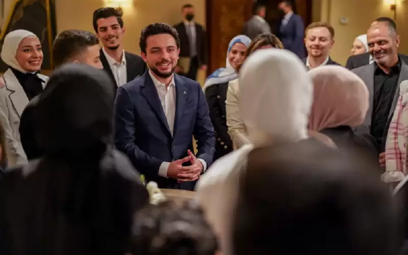 ولي العهد يقيم مأدبة إفطار لشباب