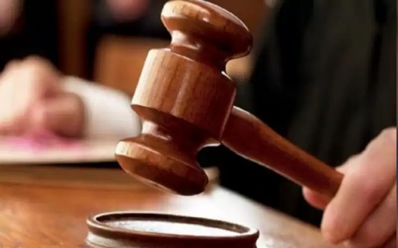 توقيف 8 موظفين على خلفية قضايا