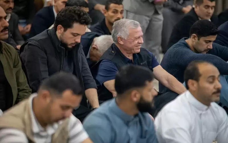 الملك وولي العهد يؤديان صلاتي العشاء