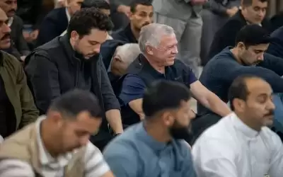 الملك وولي العهد يؤديان صلاتي العشاء
