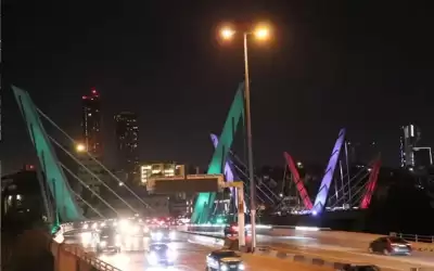 أمانة عمان تضيء جسر عبدون بألوان