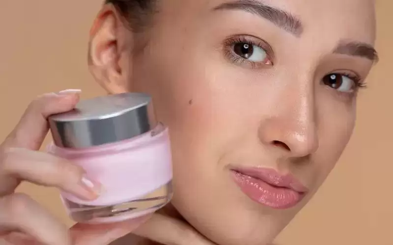 4 مكونات سامة تجدونها في مستحضرات